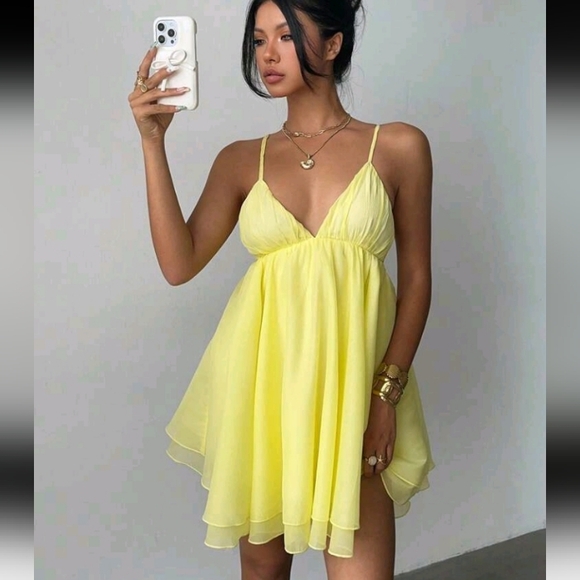 Dresses & Skirts - Women's Sexy Elegant V-Neck Backless Big Skirt Swing Mini Dress, Light Ye